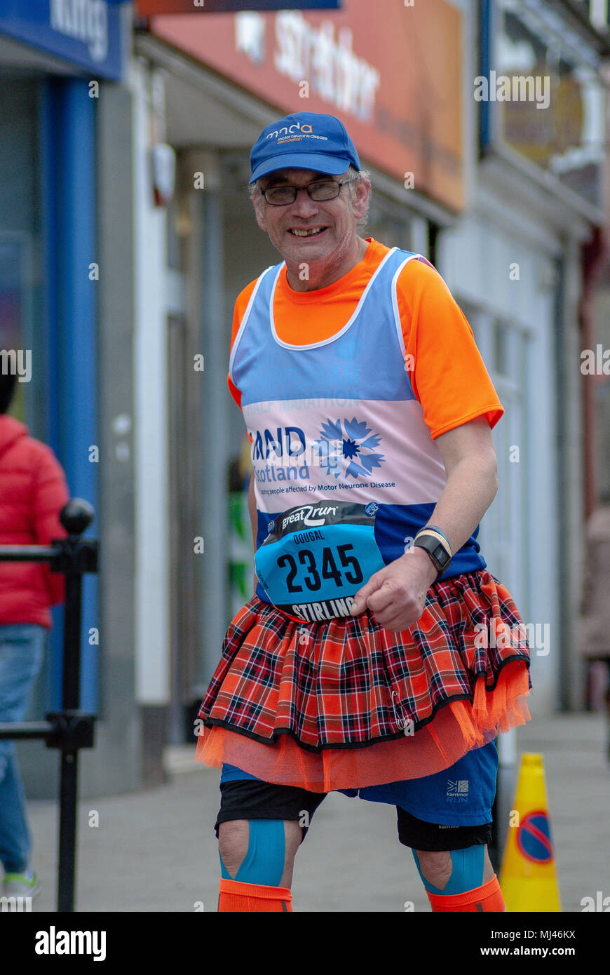 Ein Läufer des Stirling schottische Marathon 2018 durch Murray, Stirling während der abschließenden Etappe der Veranstaltung. Stockfoto