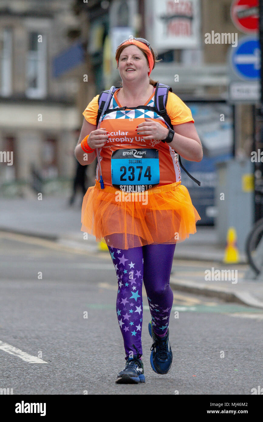 Eine Läuferin des Stirling schottische Marathon 2018 durch Murray, Stirling während der abschließenden Etappe der Veranstaltung. Stockfoto