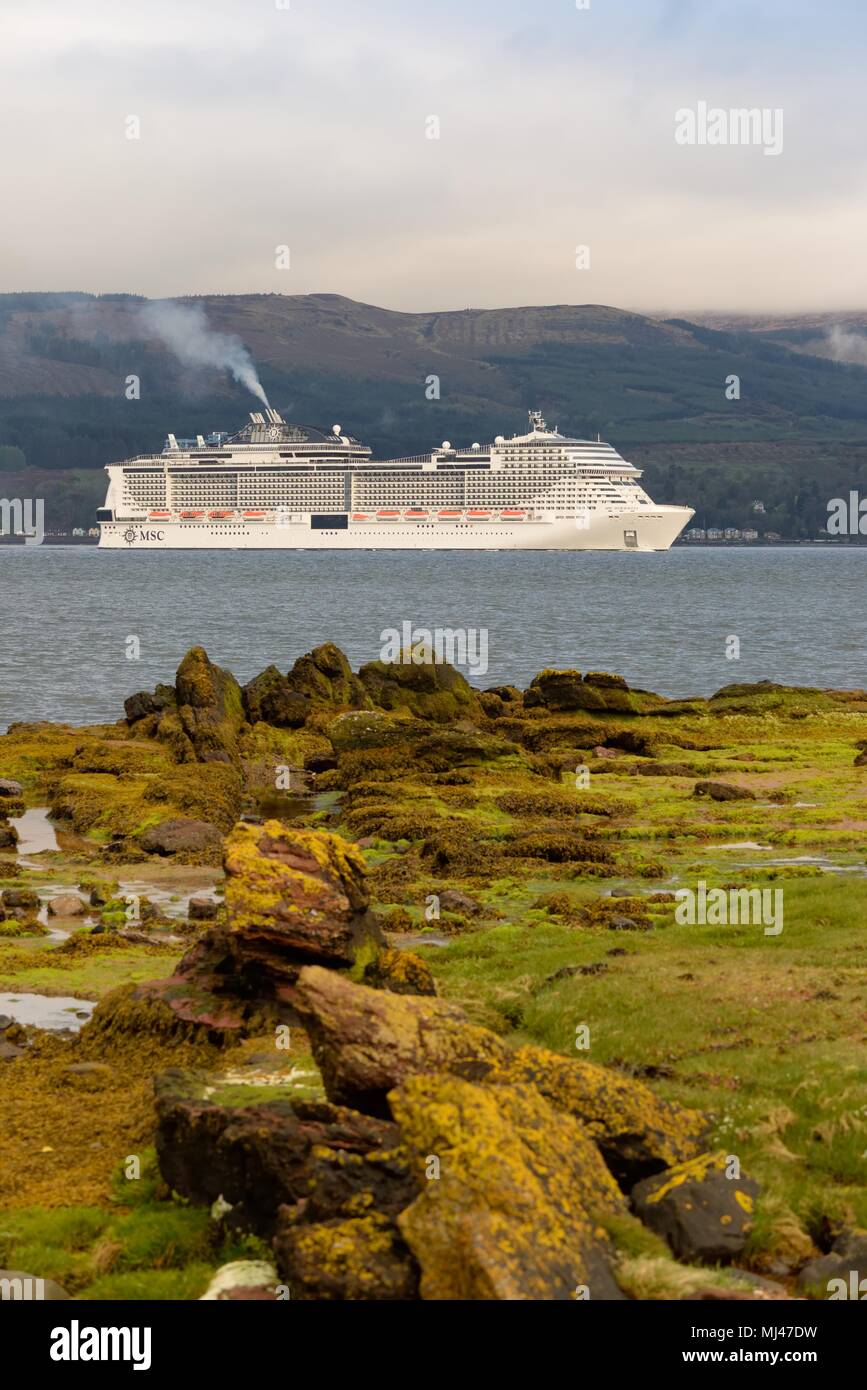 4., Mai, 2018. River Clyde, Schottland, Großbritannien. Der 19-deck MSC Meraviglia, 5. das größte Kreuzfahrtschiff der Welt und das größte Kreuzfahrtschiff, das jemals den Fluss Clyde auf dem Weg zu einer geplanten Zwischenlandung in Greenock zu besuchen. Stockfoto