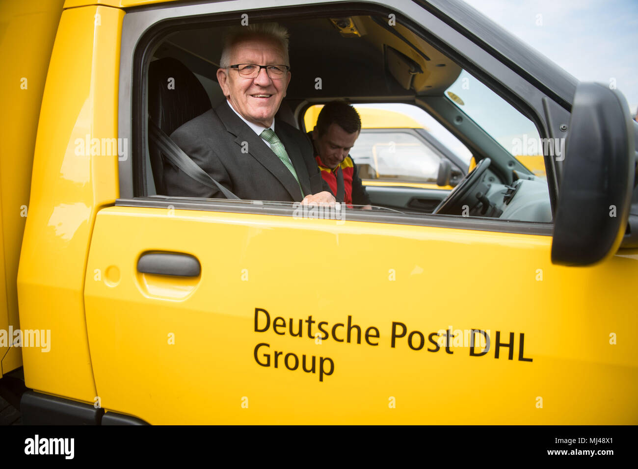 29 April 2018, Deutschland, Waiblingen: Winfried Kretschmann, Ministerpräsident des Landes Baden-Württemberg und Mitglied der Partei Bündnis 90/Die Grünen, sitzt in einem elektrischen streetscooter der Deutsche Post. Foto: Marijan Murat/dpa Stockfoto