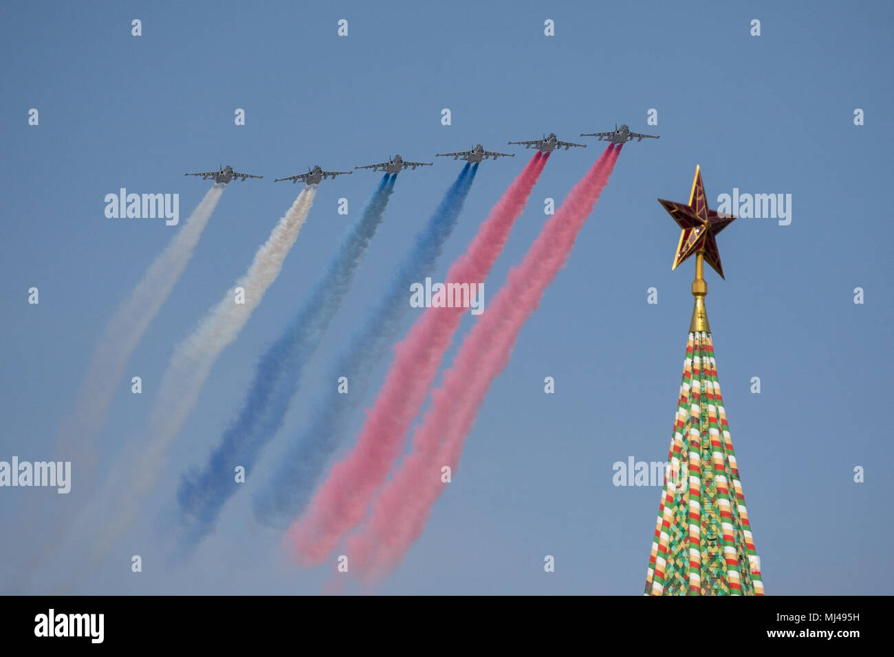 Moskau, Russland. 4. Mai, 2018. Russische Luftwaffe Sukhoi SU-25 Jets hinterlassen eine Spur in der russischen nationalen Farben während der Probe auf den bevorstehenden Sieg Tag air show Kennzeichnung der 73. Jahrestag des Sieges über Nazi-Deutschland im Großen Vaterländischen Krieg 1941-45, der Ostfront des Zweiten Weltkriegs. Credit: Victor Vytolskiy/Alamy leben Nachrichten Stockfoto