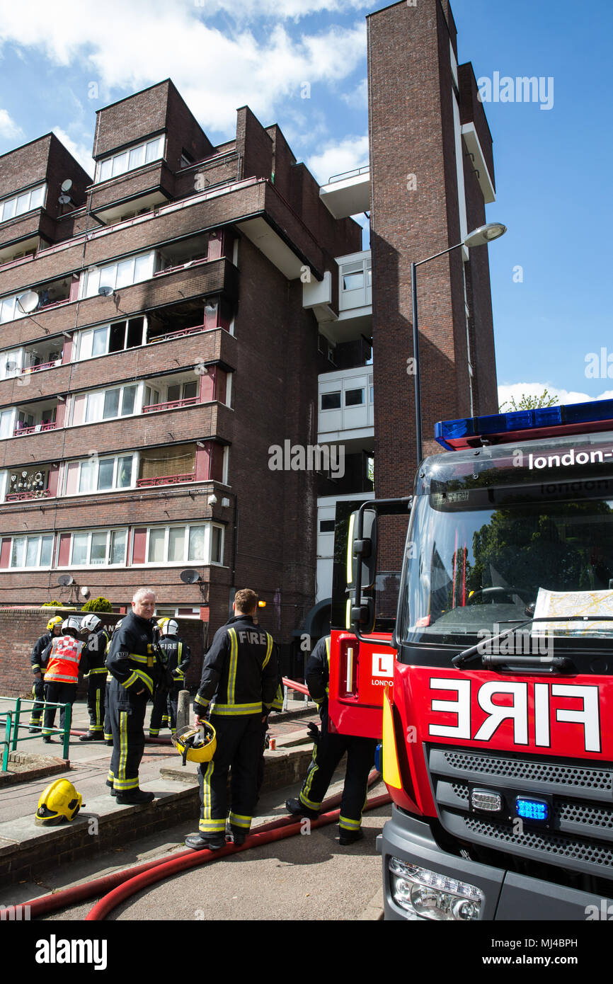 London, Großbritannien. 4. Mai, 2018. Londoner Feuerwehr Feuerwehr zu einem Brand in einer Wohnung im vierten Stock eines Bausteins in Ankerwinsch, Surrey Quays. Die Londoner Feuerwehr Pressesprecher geraten, dass insgesamt acht Pumpen heraus aufgerufen wurden und dass niemand sich in der Wohnung zu der Zeit des Feuers. Credit: Mark Kerrison/Alamy leben Nachrichten Stockfoto