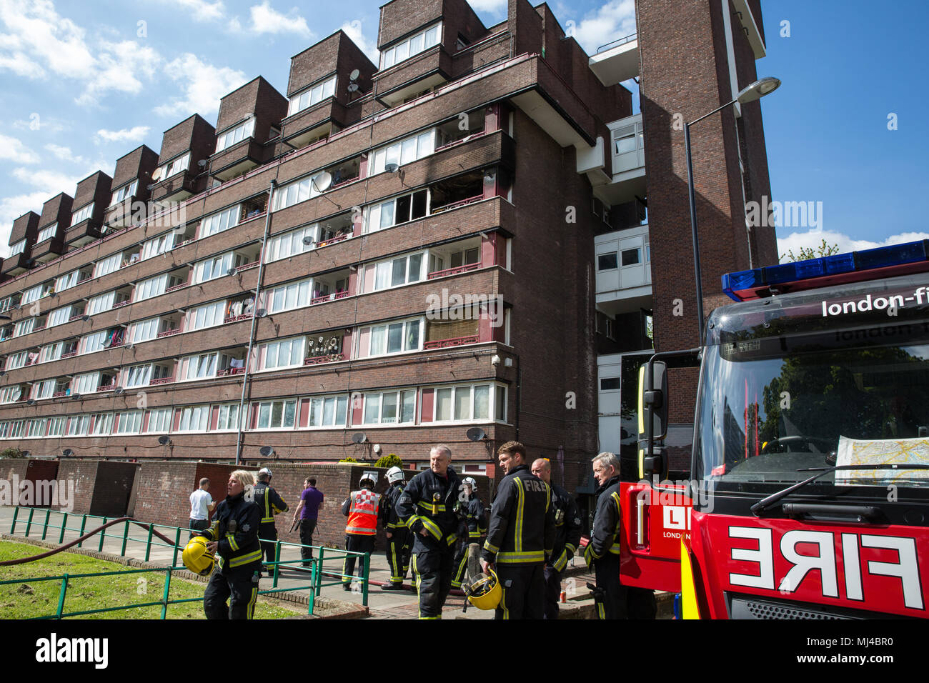 London, Großbritannien. 4. Mai, 2018. Londoner Feuerwehr Feuerwehr zu einem Brand in einer Wohnung im vierten Stock eines Bausteins in Ankerwinsch, Surrey Quays. Die Londoner Feuerwehr Pressesprecher geraten, dass insgesamt acht Pumpen heraus aufgerufen wurden und dass niemand sich in der Wohnung zu der Zeit des Feuers. Credit: Mark Kerrison/Alamy leben Nachrichten Stockfoto