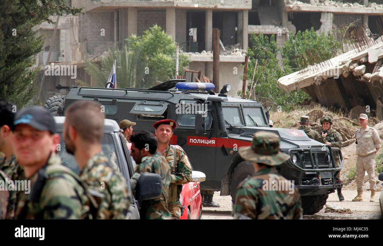 Damaskus, Syrien. 4. Mai, 2018. Eine russische Militär Polizei Fahrzeug ist am Eingang des Beit Sahm Stadt gesehen, südlich der Hauptstadt Damaskus, am 4. Mai 2018. Rebellen und ihre Familien gehalten aus drei Städten südlich von Damaskus, unter einem neuen Russisch-vermittelten Abkommen, wird sie sehen, zu rebellieren Abfahrt besetzten Gebieten im Norden Syriens, entsprechend Xinhua Reporter. Credit: Hummam Sheikh Ali/Xinhua/Alamy leben Nachrichten Stockfoto