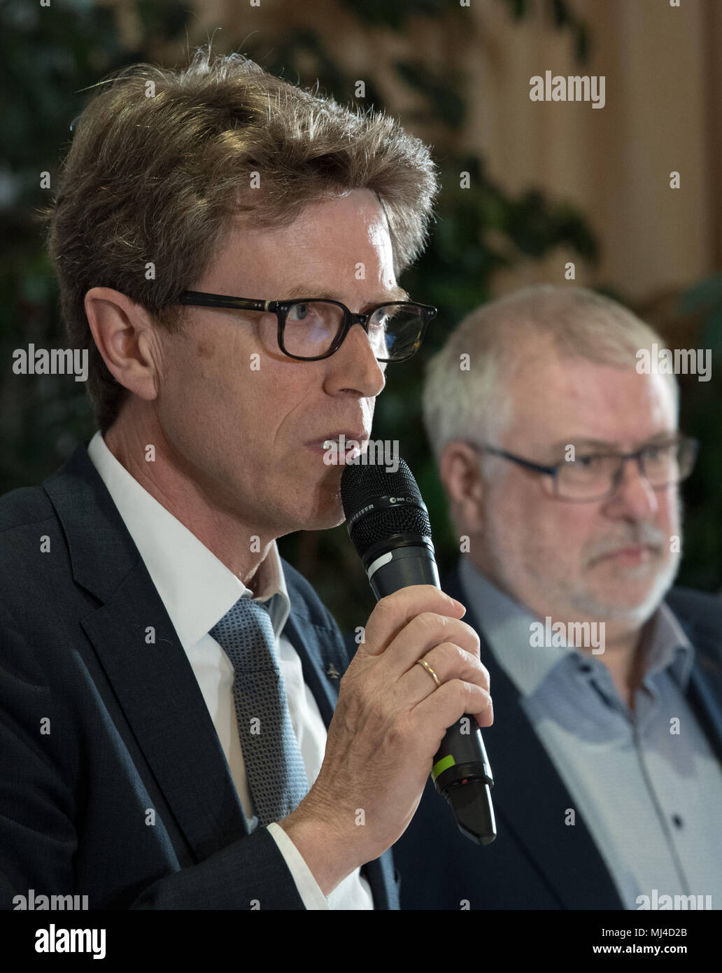 04. Mai 2018, Deutschland, Berlin: Direktor des Flughafen Berlin Brandenburg GmbH, Engelbert Luetke Daldrup (L), sprach auf einer Pressekonferenz zur vorherigen Vorstandssitzung necto BER-Vorsitzender Rainer Bretschneider. Foto: Soeren Stache/dpa Stockfoto