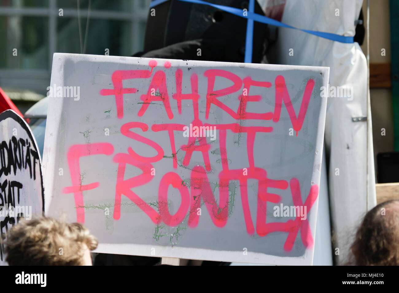 Darmstadt, Deutschland. 4. Mai 2018. Eine Demonstrantin hält ein Schild mit der Aufschrift 'Fähren nicht Fronted'. Aktivisten und Flüchtlinge marschierten durch Darmstadt, gegen die Abschiebung von Flüchtlingen zu protestieren, als sie ihre Herkunftsländer sehen als nicht zu speichern. Der Anlass ist die jüngste Eröffnung eines speziellen Ausreisezentrum in Darmstadt, das ist die erste in Hessen. Quelle: Michael Debets/Alamy leben Nachrichten Stockfoto