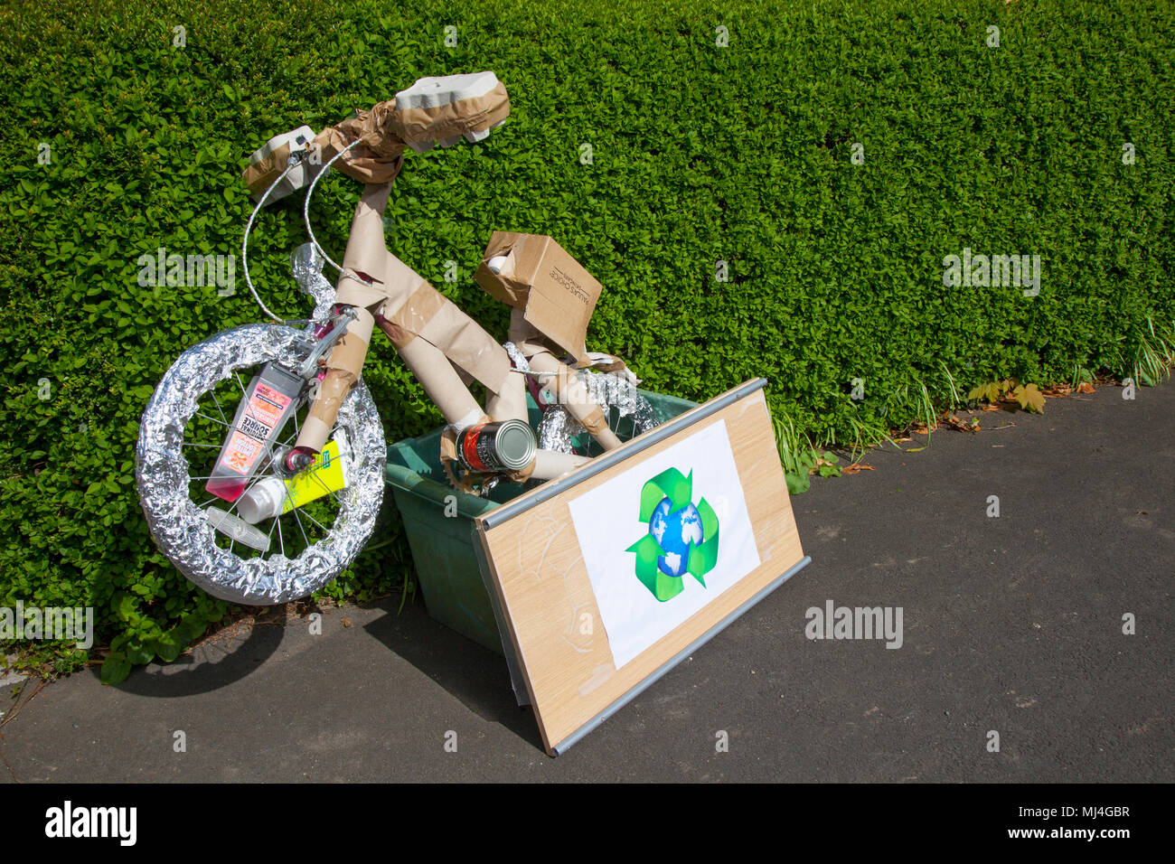 Wrapped present bike -Fotos und -Bildmaterial in hoher Auflösung – Alamy