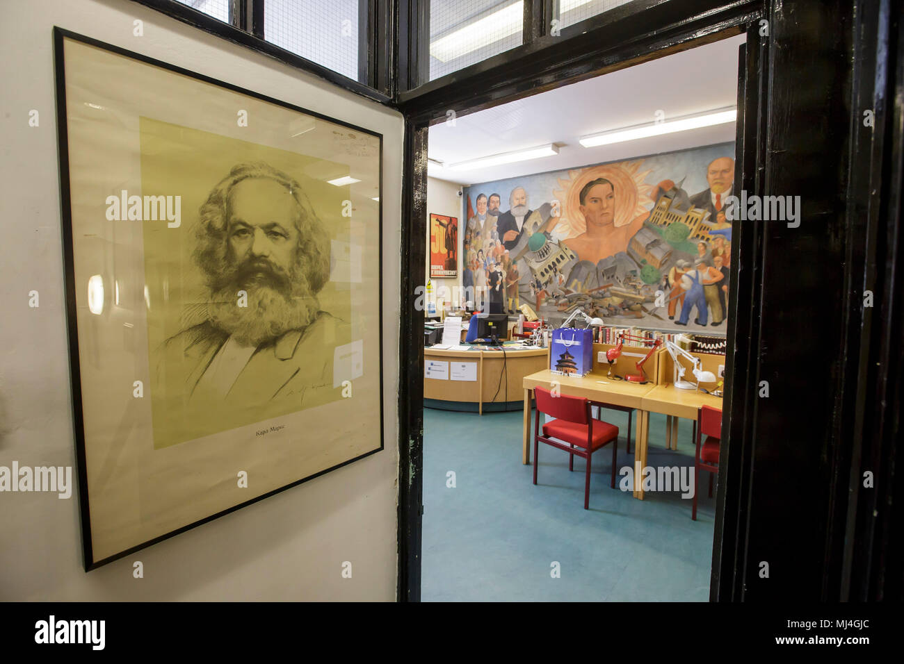 London, Großbritannien. 4. Mai, 2018. Foto am 4. Mai genommen, 2018 zeigt der Lesesaal der Marx Memorial Library und der Arbeitnehmer Schule in London, Großbritannien. 1933 Zum 50. Jahrestag des Todes von Marx, Marx Memorial Library und der Schule hat die geistige Heimat von Generationen von Gelehrten in das Studium des Marxismus interessiert, der Gewerkschaften und der Arbeiterbewegung. Quelle: Tim Irland/Xinhua/Alamy leben Nachrichten Stockfoto