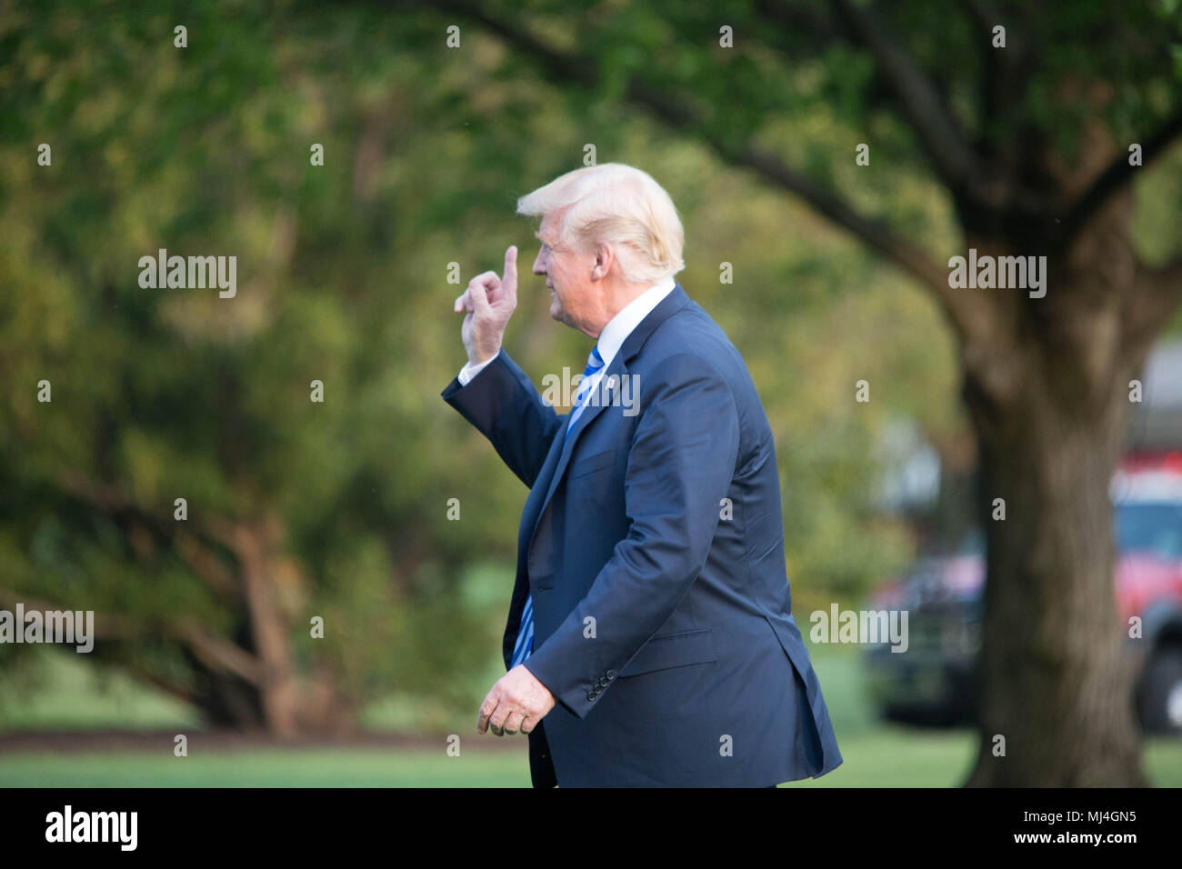 Washington, DC, USA. 4. Mai, 2018. Präsident Donald Trump disembarks Marine One nach der Rückkehr von der NRB Leadership Forum in Dallas. Quelle: Michael Candelori/ZUMA Draht/Alamy leben Nachrichten Stockfoto