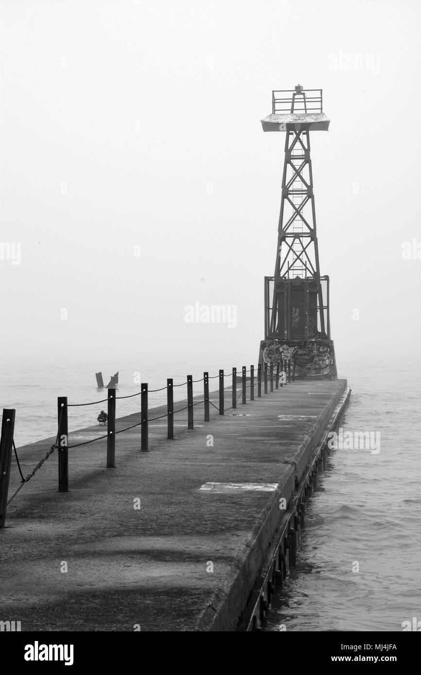 Nebel und Regen schlechte Sicht am Foster Avenue Beach Break Wand signal Tower am Lake Michigan in Chicago's North Side Uptown Nachbarschaft erstellen Stockfoto