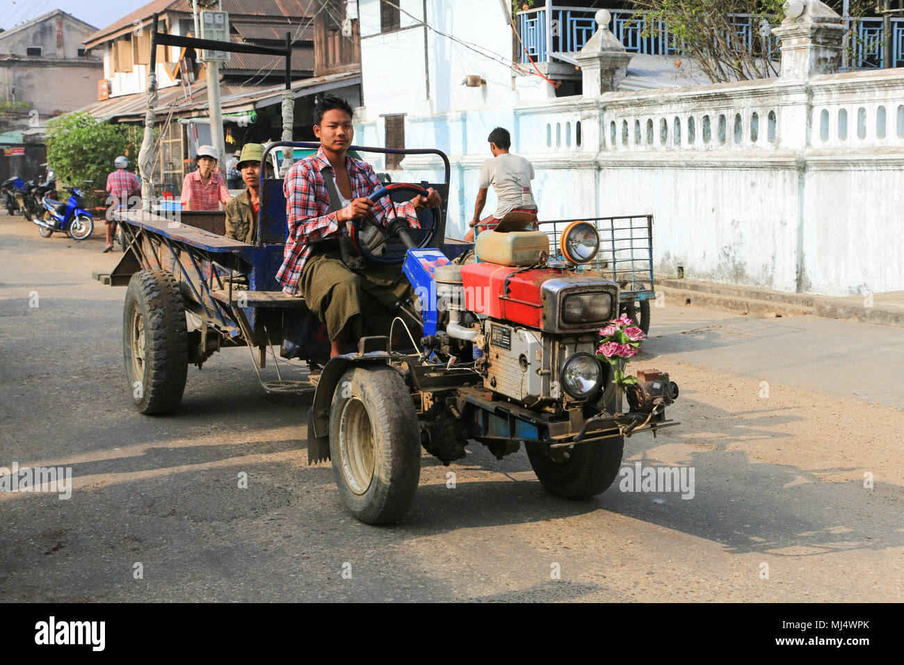 Ein rustikales Lkw mit Dieselmotor fahren auf einer Straße in Maubin, auf dem Irrawaddy Fluss in Myanmar (Burma). Stockfoto