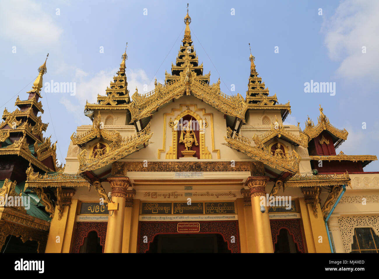 Der westlichen Treppe an der Shwedagon Pagode, Yangon, Myanmar (Birma). Stockfoto