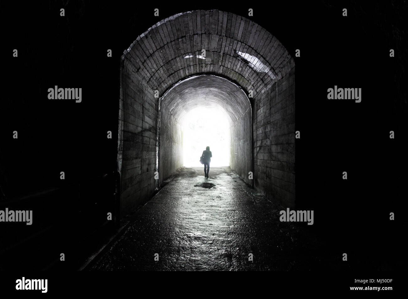 "Es gibt immer Licht am Ende des Tunnels, das musst Du einfach in Bewegung zu halten." - Anonym Stockfoto