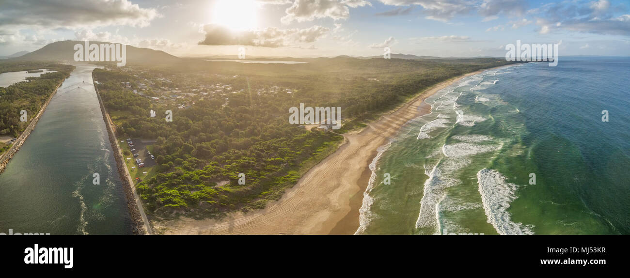 Schöne Antenne Landschaft der Ozean Küste bei Sonnenuntergang in Australien Stockfoto