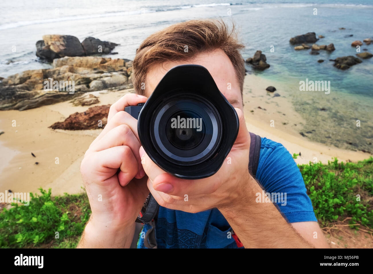 Jungen kaukasischen Mann Fotograf mit Foto Kamera auf Sommerurlaub und Urlaub reisen Konzepte Stockfoto