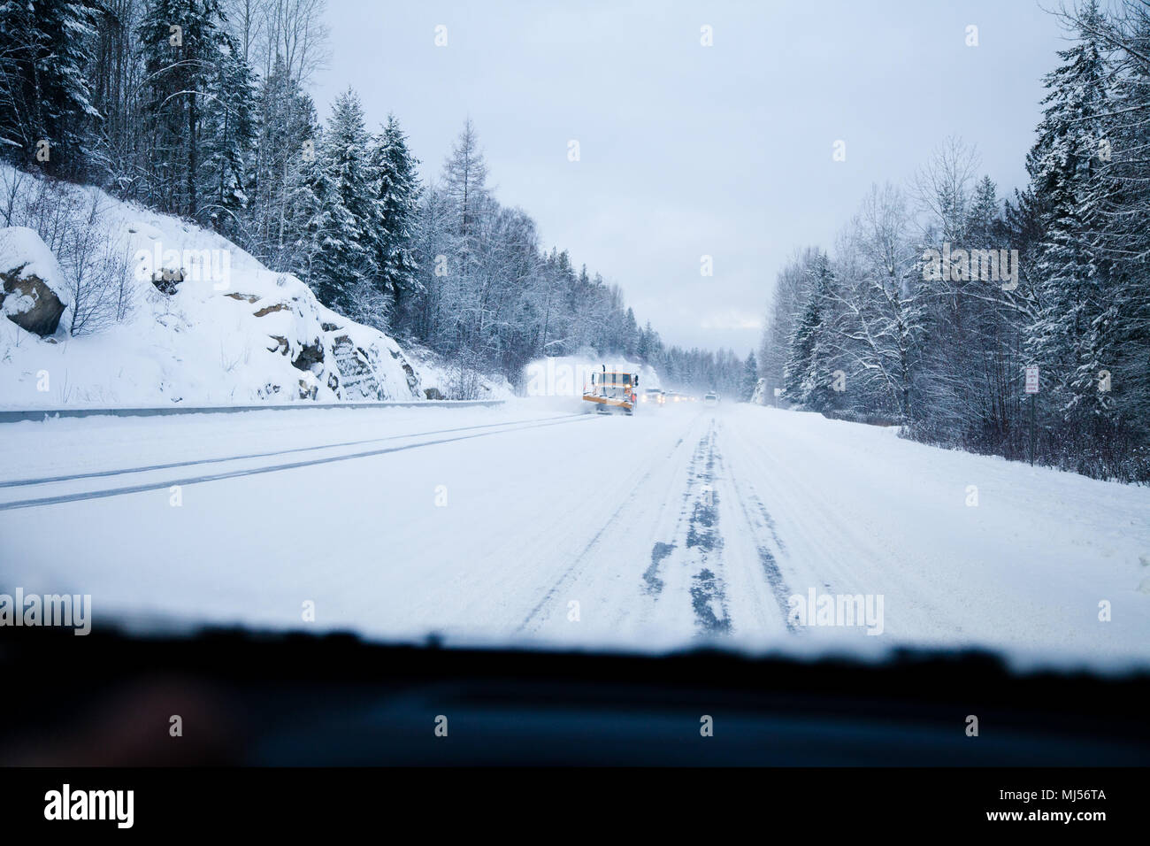 Im Winter fahren, hilft bei der 4x4 Jeep mit A/T Reifen, Szene entlang der Autobahn und Schnellstraßen ausgestattet ist. Stockfoto
