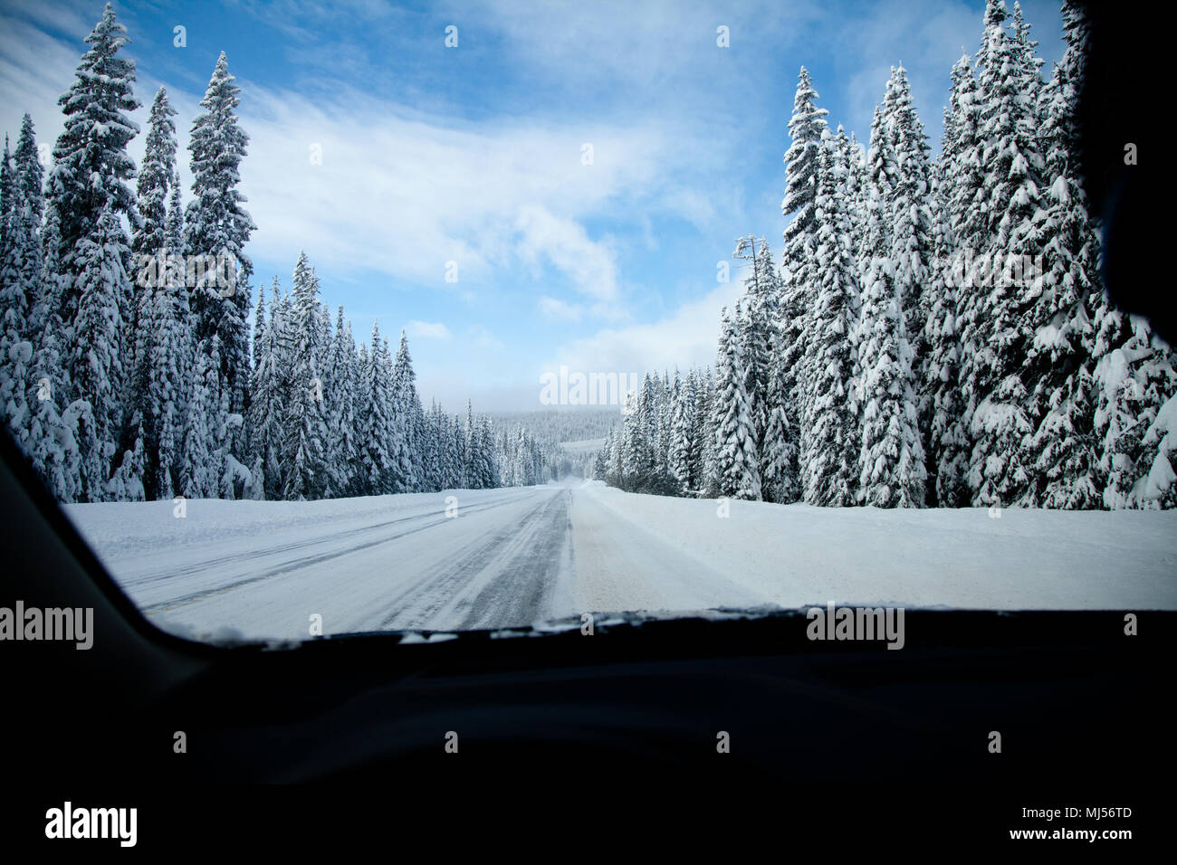 Im Winter fahren, hilft bei der 4x4 Jeep mit A/T Reifen, Szene entlang der Autobahn und Schnellstraßen ausgestattet ist. Stockfoto