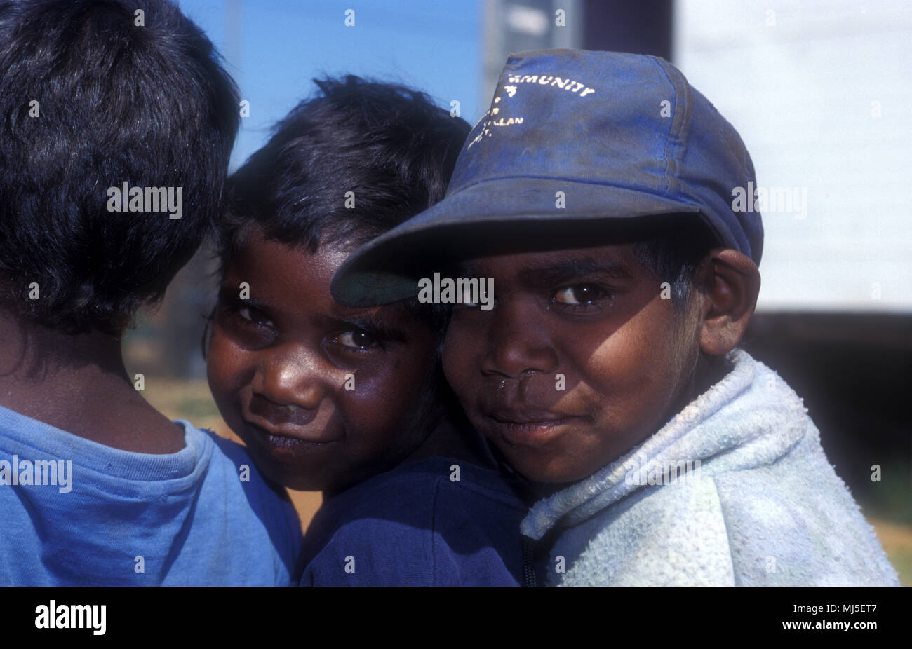 Eingeborene Kinder, YUELAMU ABORIGINAL COMMUNITY (MOUNT ALLAN SCHULE) NORTHERN TERRITORY, Australien Stockfoto