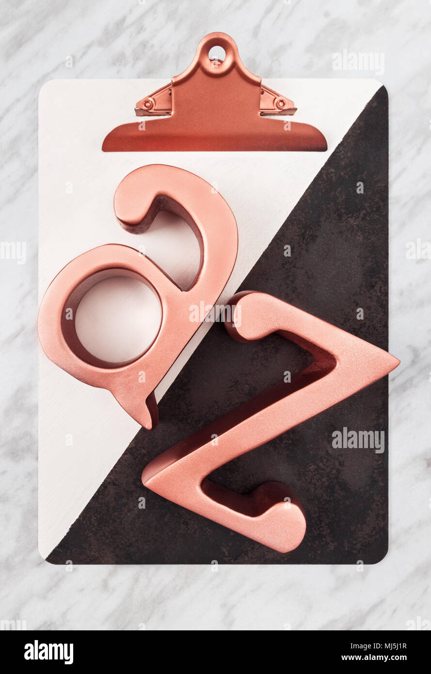 Stilvolle Zwischenablage mit Metall Rose Gold Buchstaben A und Z, auf Marmor Hintergrund. Stockfoto