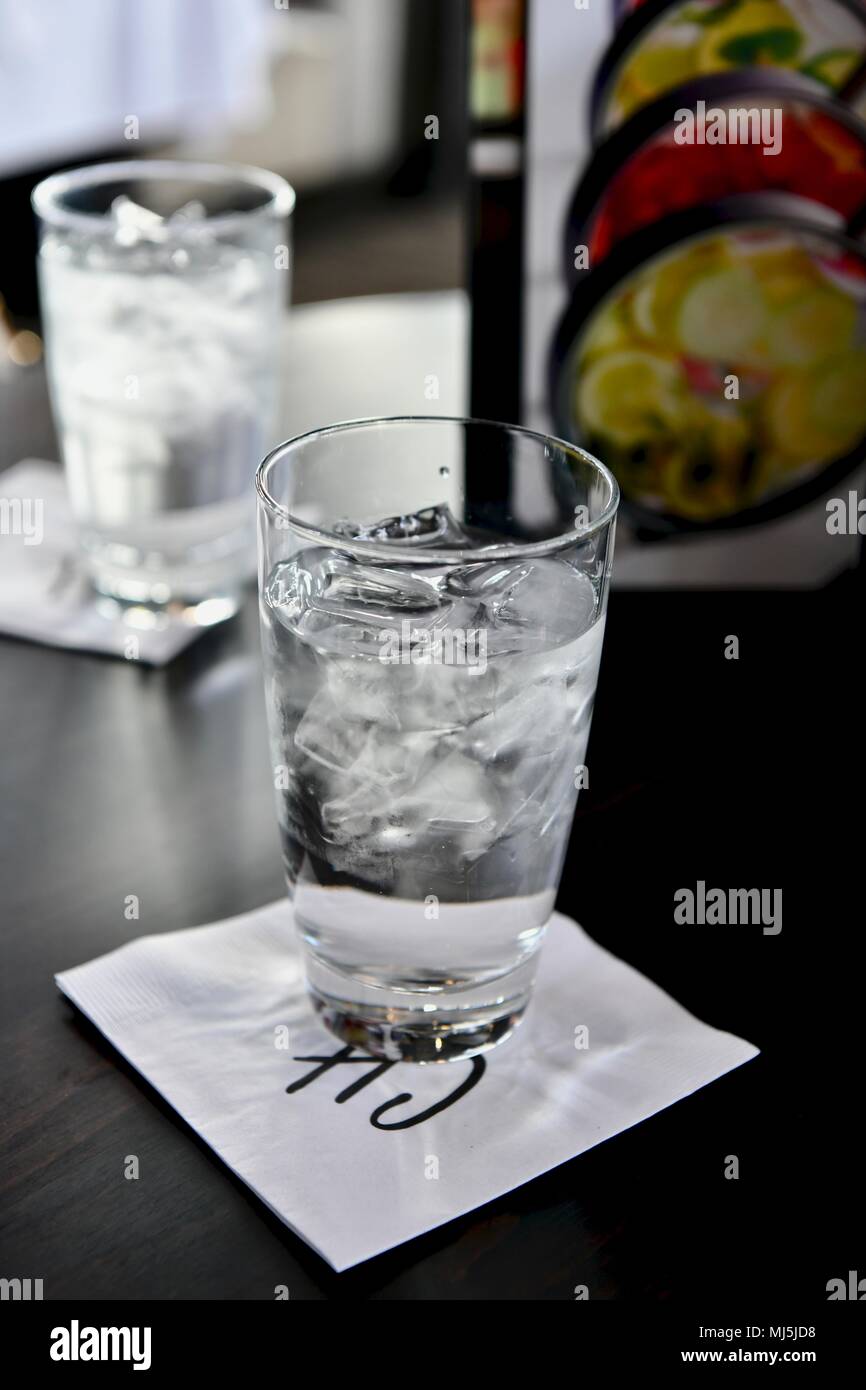 Glas mit eiskaltem Wasser auf einem Tisch im Restaurant Stockfoto