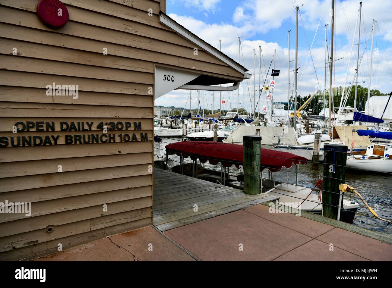 Restaurant außen an der Bucht mit Zeichen, dass täglich, um 4:30 Uhr und Brunch am Sonntag um 10 Uhr Stockfoto