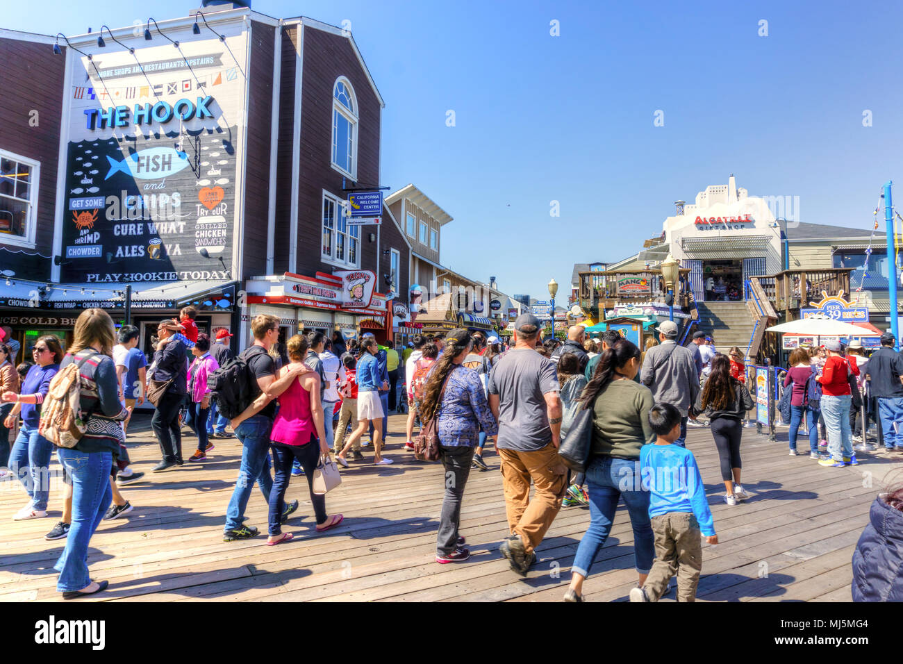 SAN FRANCISCO - Apr 2, 2018: Besucher strömen zum Pier 39 in San Francisco Fisherman's Wharf für seine vielfältigen Attraktionen, Geschäfte und Meeresfrüchte bekannt. Stockfoto