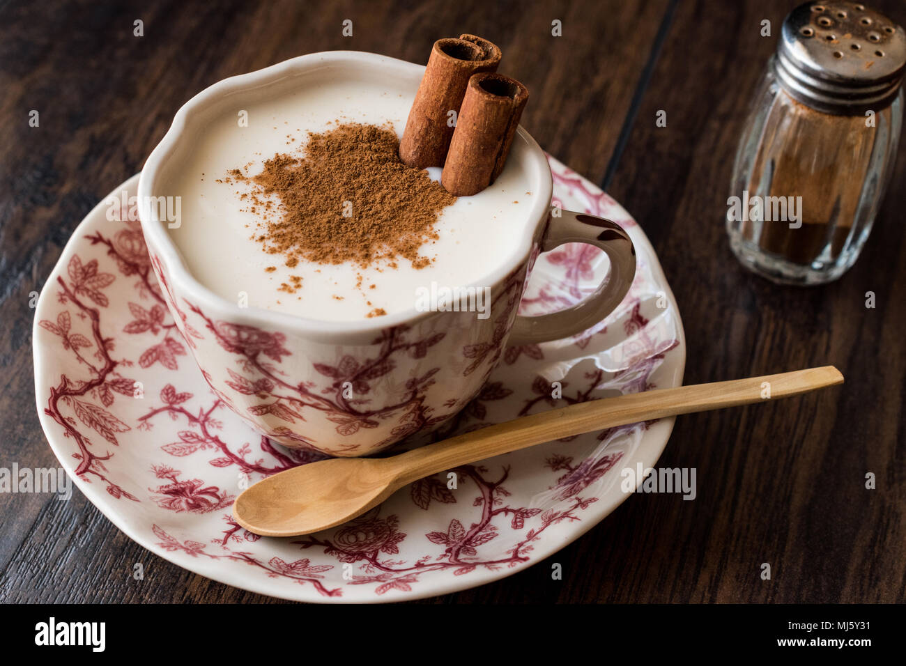 Salep ist ein Mehl aus den Knollen der Orchidee der Gattung Orchis Orchis mascula (einschließlich Art und Orchis militaris) Stockfoto