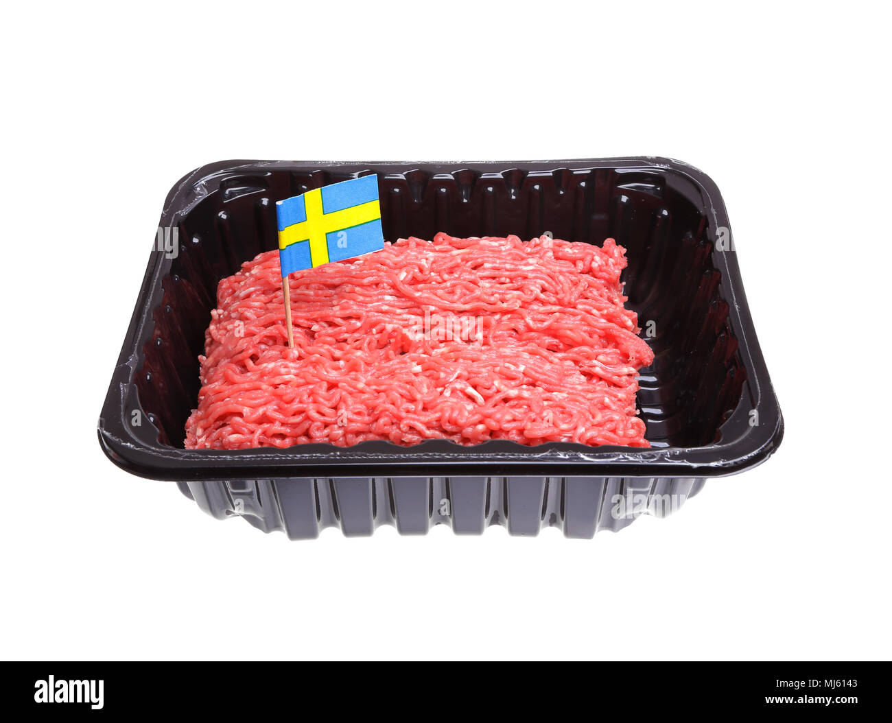 Eine Packung Rinderhack mit einem schwedischen Flagge als Ursprung Etikett, auf weißem Hintergrund eingerichtet. Stockfoto