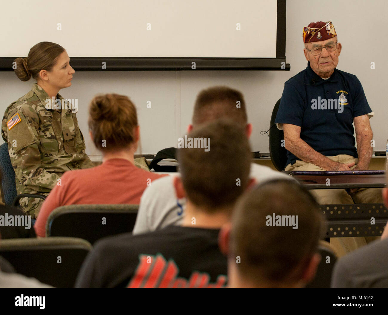 Pensionierter Luftwaffe Cheif Master Sgt. Paul Kerchum spricht über seine Erfahrungen als Bataan Death March survivor März 24, 2018, im White Sands Missile Range, New Mexico. In diesem Jahr 29 der Bataan Memorial Tod März ehrt die Tausende von amerikanischen und philippinischen Soldaten, die die Philippinen bei Ausbruch des Zweiten Weltkriegs verteidigte und waren mehr als 60 Meilen in die Gefangenschaft marschierten. (U.S. Armee Bild Sammlung feiert die Tapferkeit Engagement Engagement und Opferbereitschaft der US-Streitkräfte und zivile Mitarbeiter. Stockfoto