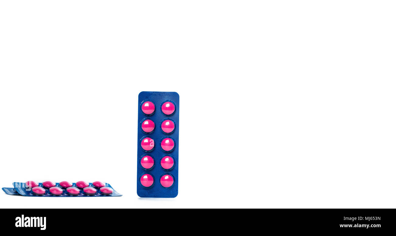 Ibuprofen in rosa Tablette Tabletten Blister Pack in Blau auf weißem Hintergrund mit Kopie Raum isoliert. Ibuprofen zur Linderung Schmerzen, Kopfschmerzen, Fieber Stockfoto