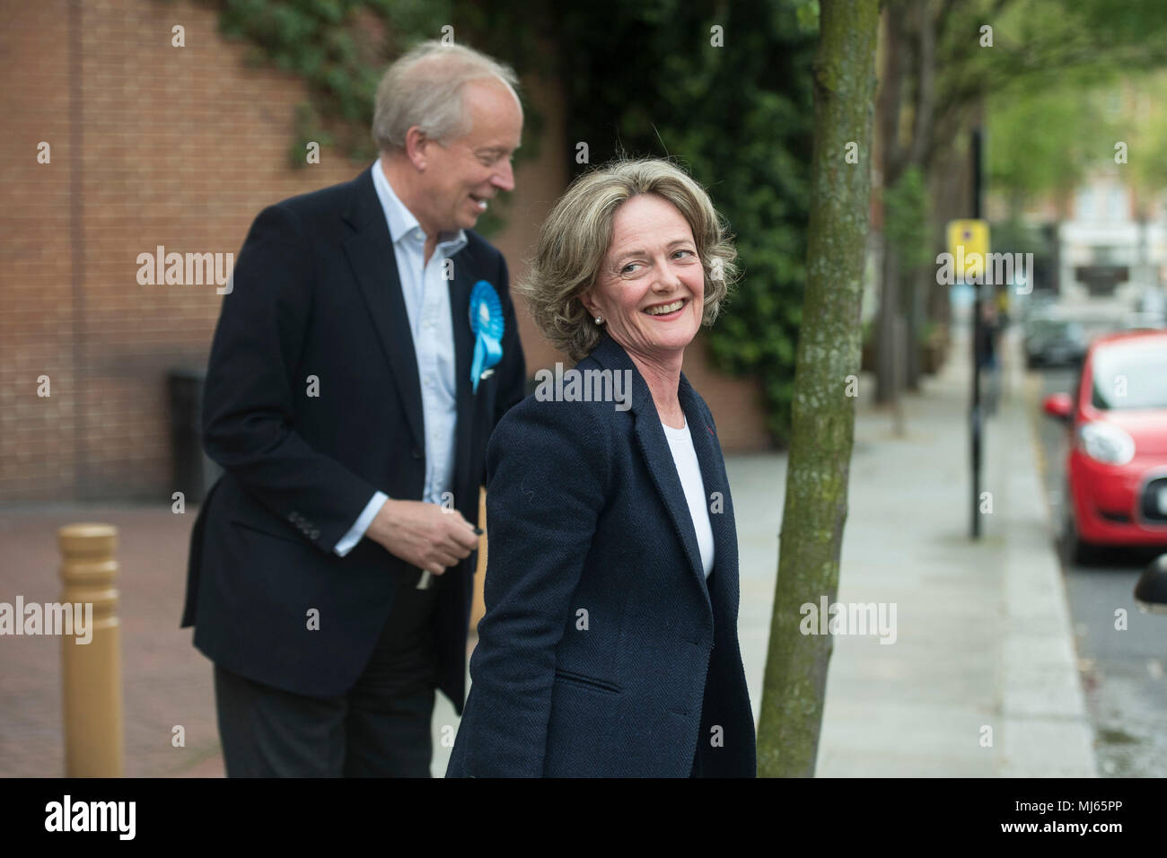 Elizabeth Campbell verlässt mit ihrem Mann Colin Campbell nachdem während der Kommunalwahlen für Kensington und Chelsea gewählt als die Konservativen nach einer Zählung im Kensington Town Hall, London gepflegt. Stockfoto