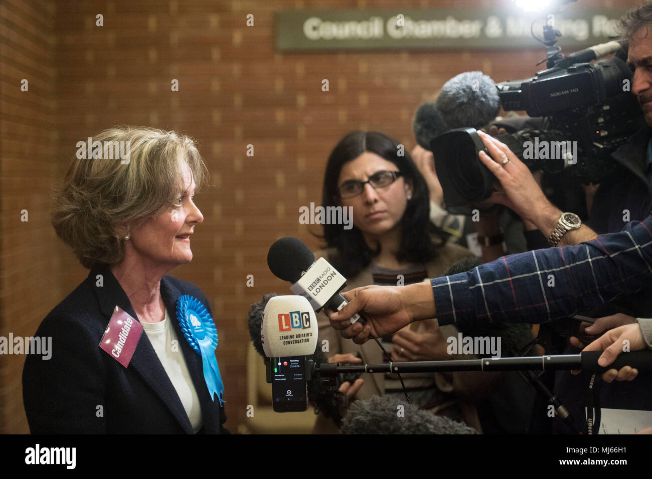 Elizabeth Campbell spricht mit den Medien nach dem Konservativen Kontrolle des Rates für Kensington und Chelsea nach einer Zählung im Kensington Town Hall, London gepflegt. Stockfoto