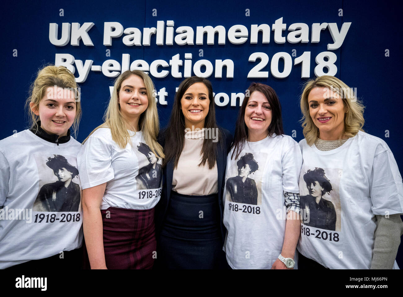 Neu gewählten Sinn Féin MP Orfhlaith Begley (Mitte) mit Anhänger tragen Gräfin Markieviczt-shirts am Omagh Freizeitkomplex nach der West Tyrone britischen Parlamentarischen By-Election. Siehe PA Geschichte Politik Wahl WestTyrone. Donnerstag, den 3. Mai 2018. Photo Credit: Liam McBurney/PA-Kabel Stockfoto