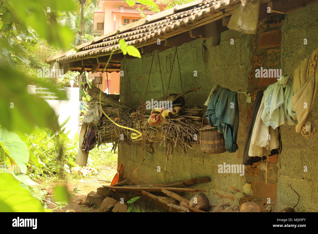 Die indische Kultur und Armut mit Kleidung aufhängen außerhalb in einer Hütte Stockfoto