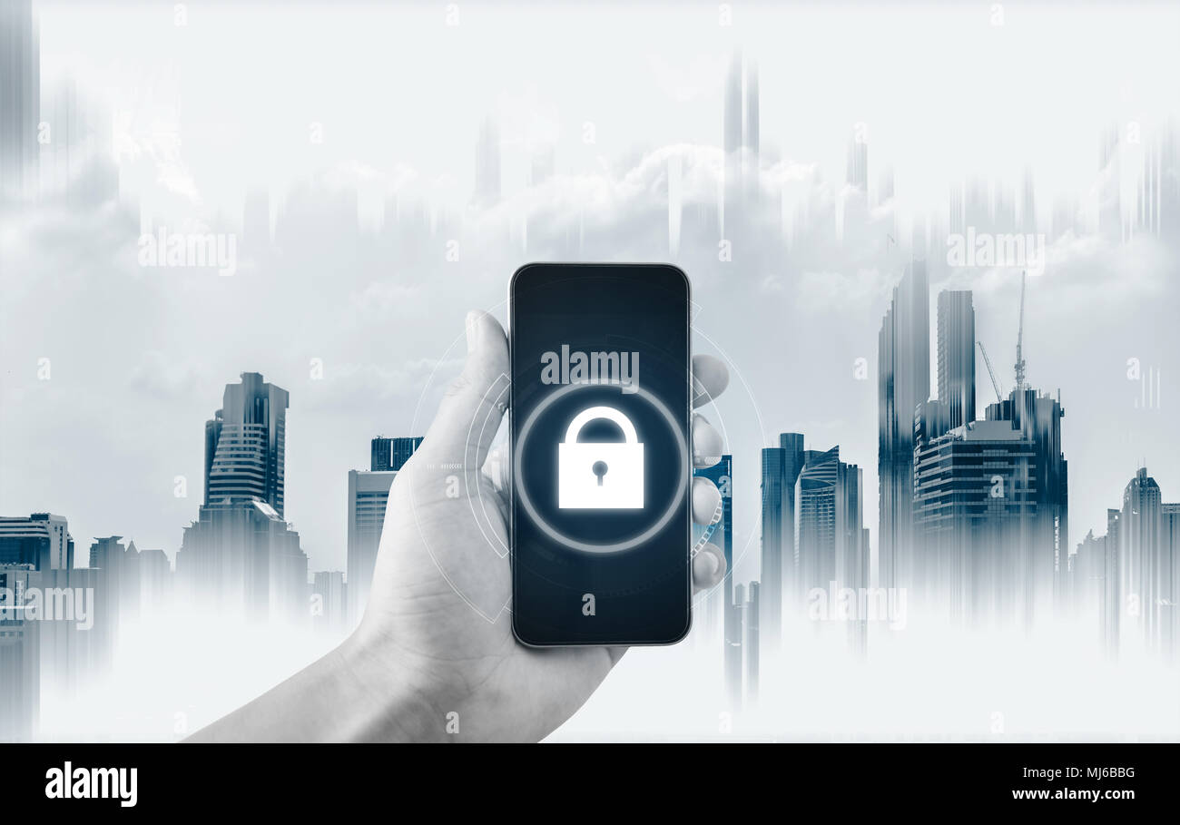 Mobile Security System. Hand, smart phone mit Sperrsymbol auf dem Display Stockfoto