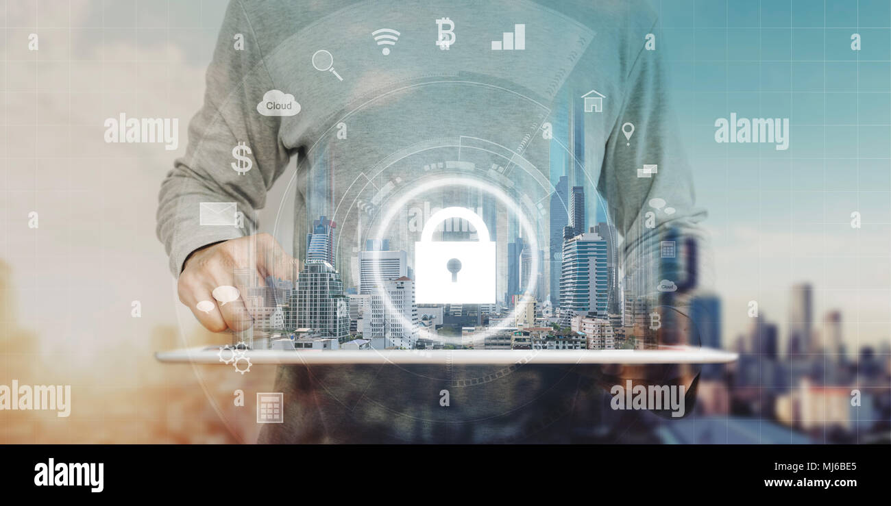 Netzwerkverbindung Sicherheit System. Geschäftsmann mit digitalen Tablet und Sicherheitsschloss Technologie Symbol Stockfoto