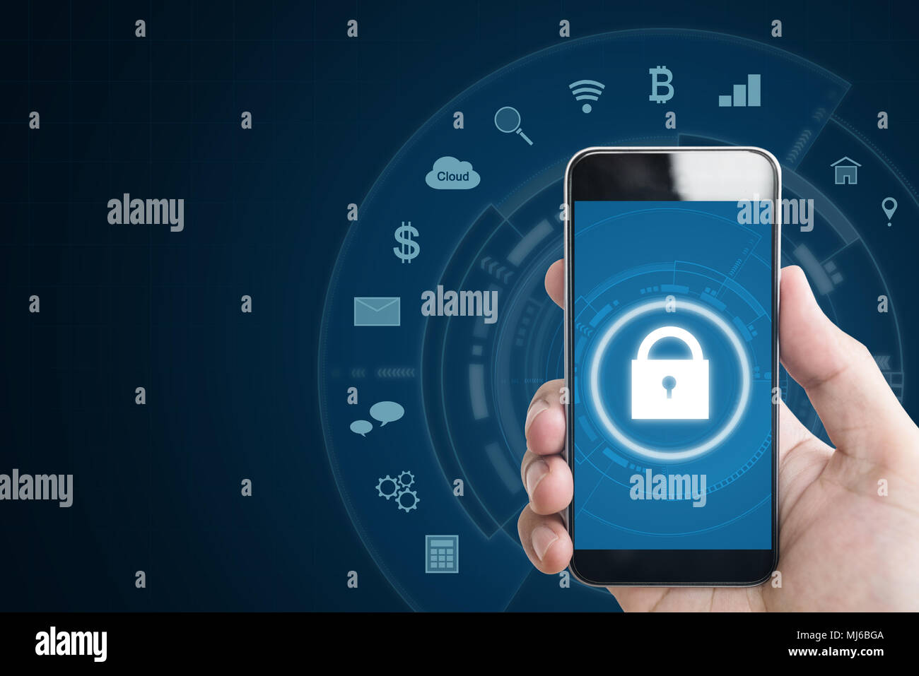 Mobile Device Security System. Hand, smart phone mit Schloss- und Anwendungssymbole. auf blauem Hintergrund Stockfoto