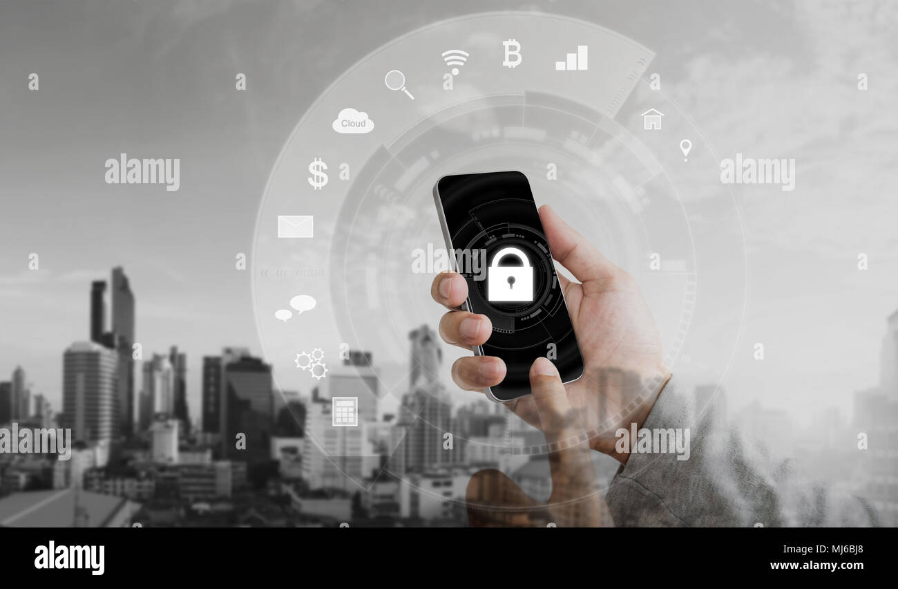 Mobile Security Systems und Mobile Anwendung Sicherheitskonzept. Hand mit smart phone mit Schloss- und Anwendungssymbole Stockfoto