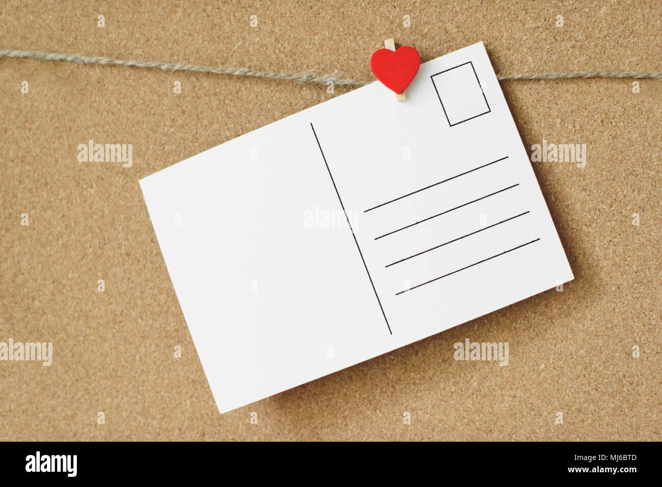 Rotes Herz pin und weiße Postkarte mit kostenlose Kopie Raum über braun  Handwerk recycling Cork board Hintergrund. Valentinstag Konzept  Stockfotografie - Alamy