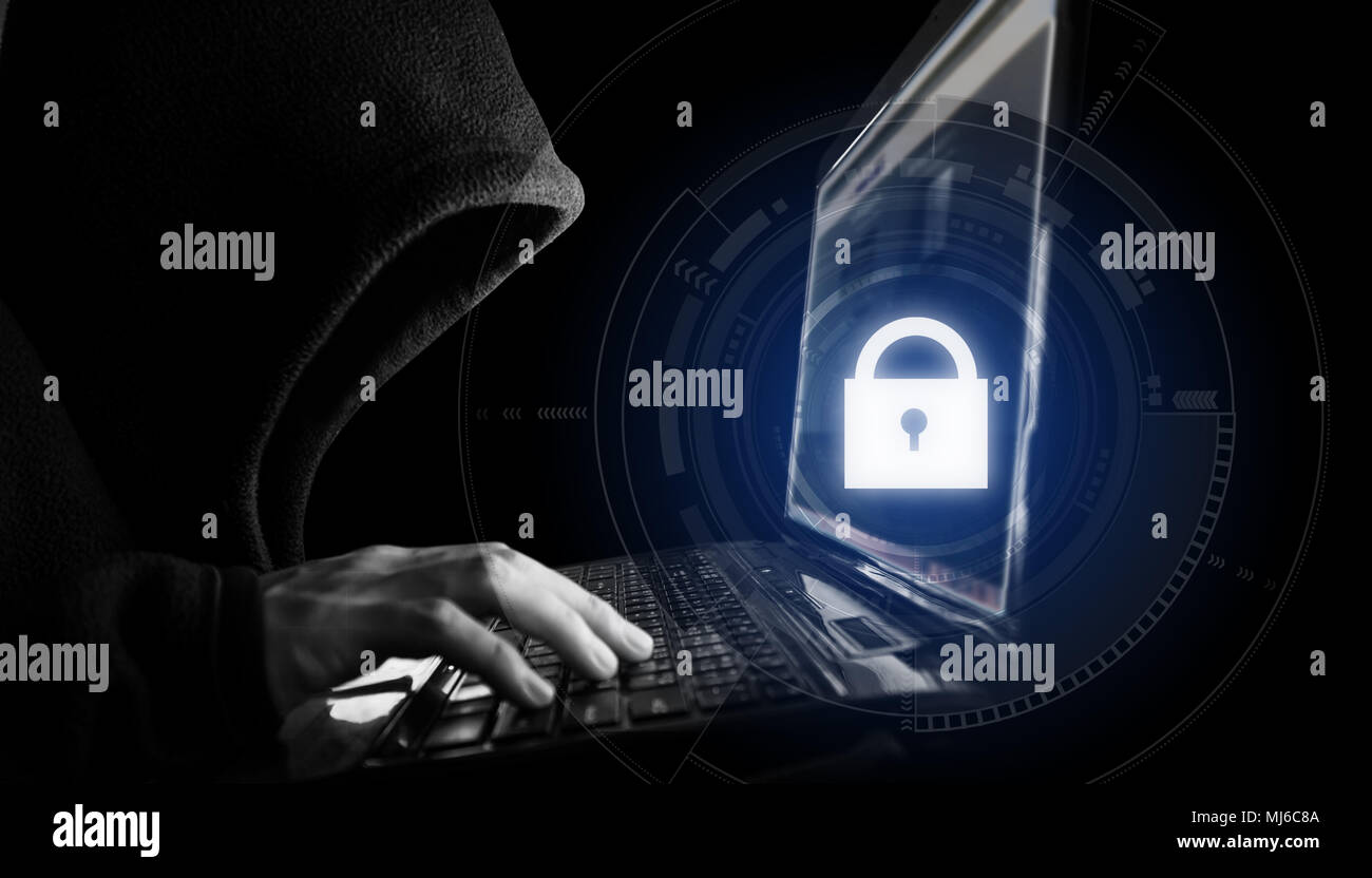 Internet Netzwerk Sicherheit System. Hacker in Schwarz hoodie mit Computer, Laptop und Technologie- und Anwendungssymbole Stockfoto