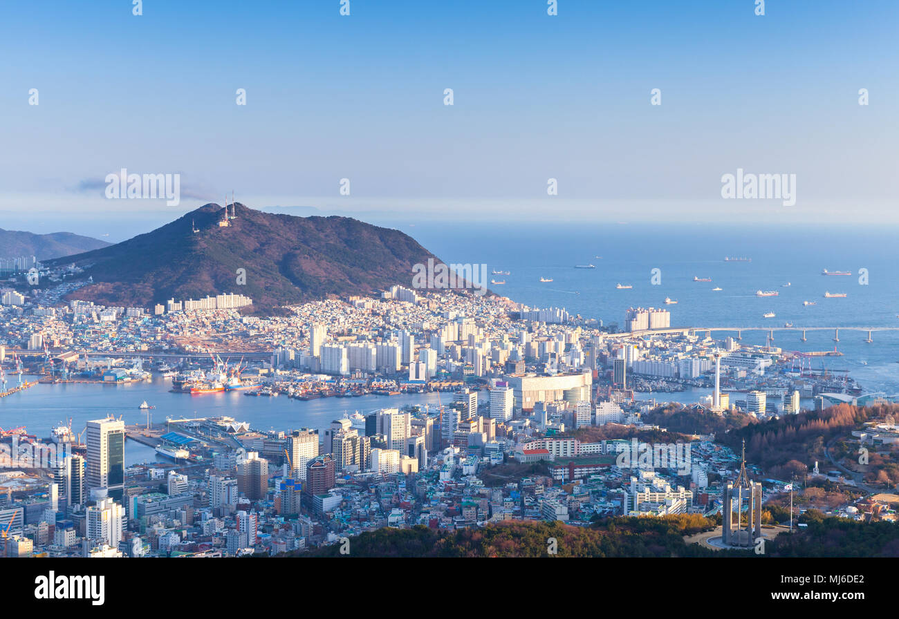 Busan, Südkorea. Luftbild mit Küsten Gebäude und Schiffe Stockfoto