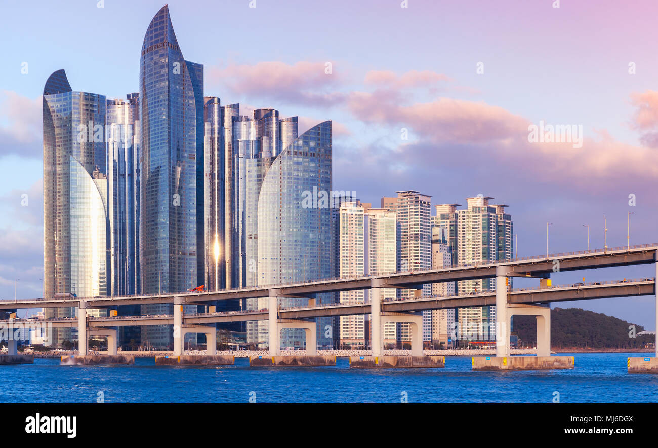 Busan, Südkorea. Stadtbild von Haeundae Bezirk mit Luxus Wolkenkratzer und Bridge im Abendlicht Stockfoto