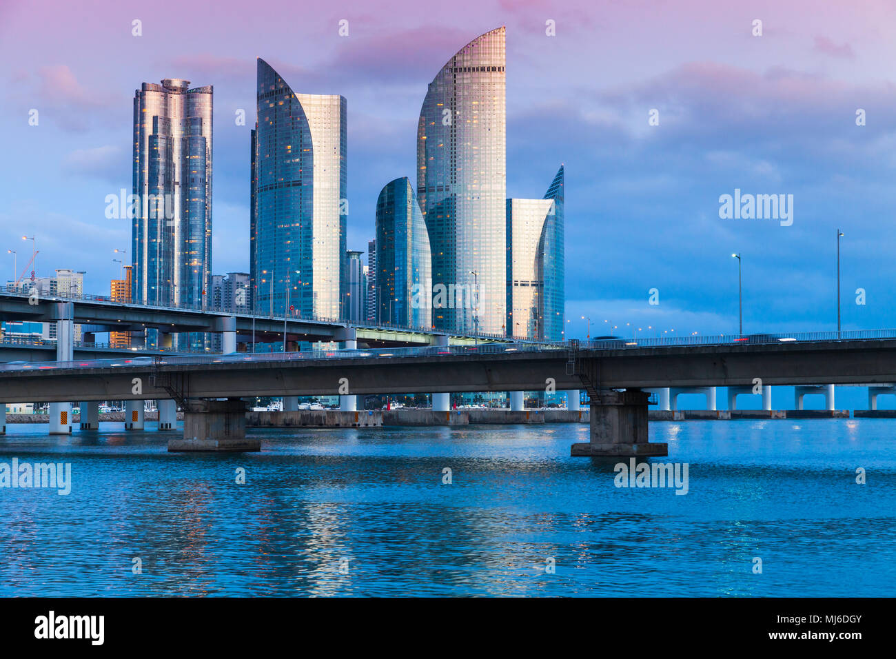 Marine City bei Nacht, teuer und angesehenen Wohngegend in Haeundae Bezirk von Busan, Südkorea. Skyline von Luxus Wolkenkratzer und Viadukt Stockfoto