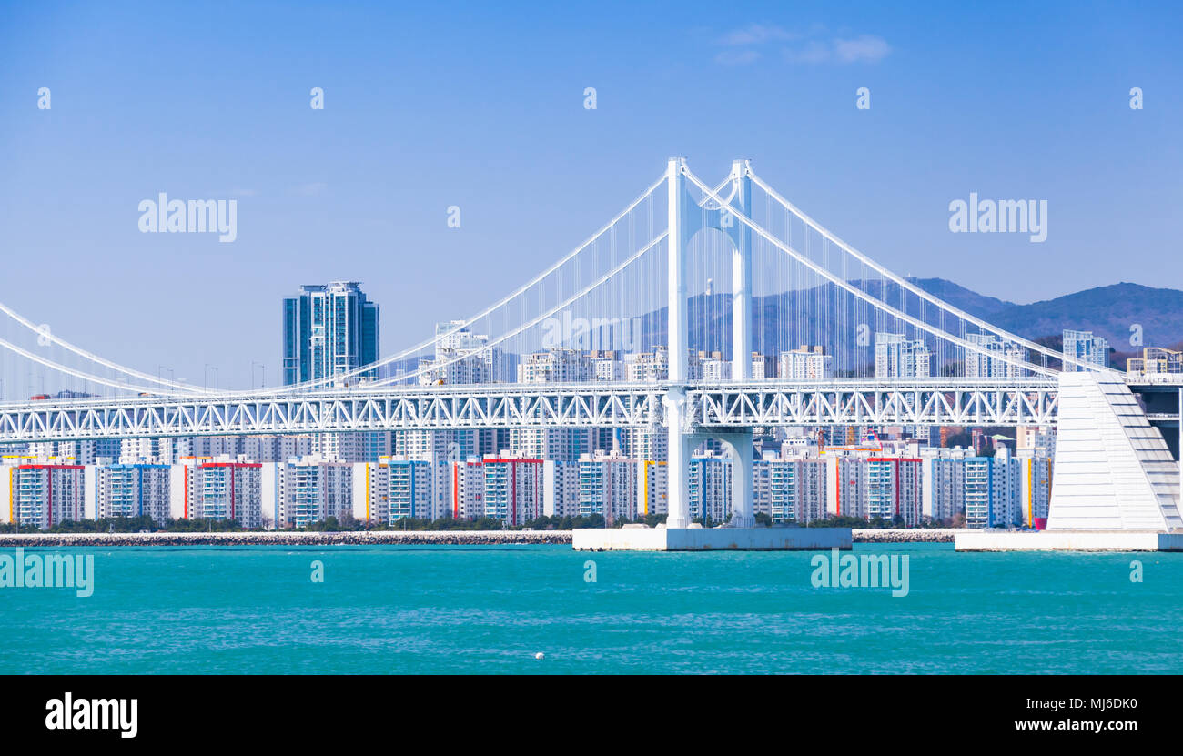Stadtbild mit Gwangandaegyo oder Diamond Bridge, Suspension Bridge in Busan, Südkorea Stockfoto