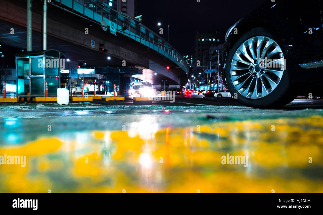 Abstrakte nacht Street Race Hintergrund mit dem Auto Rad auf nassen Asphalt Urban mit Reflexionen Stockfoto