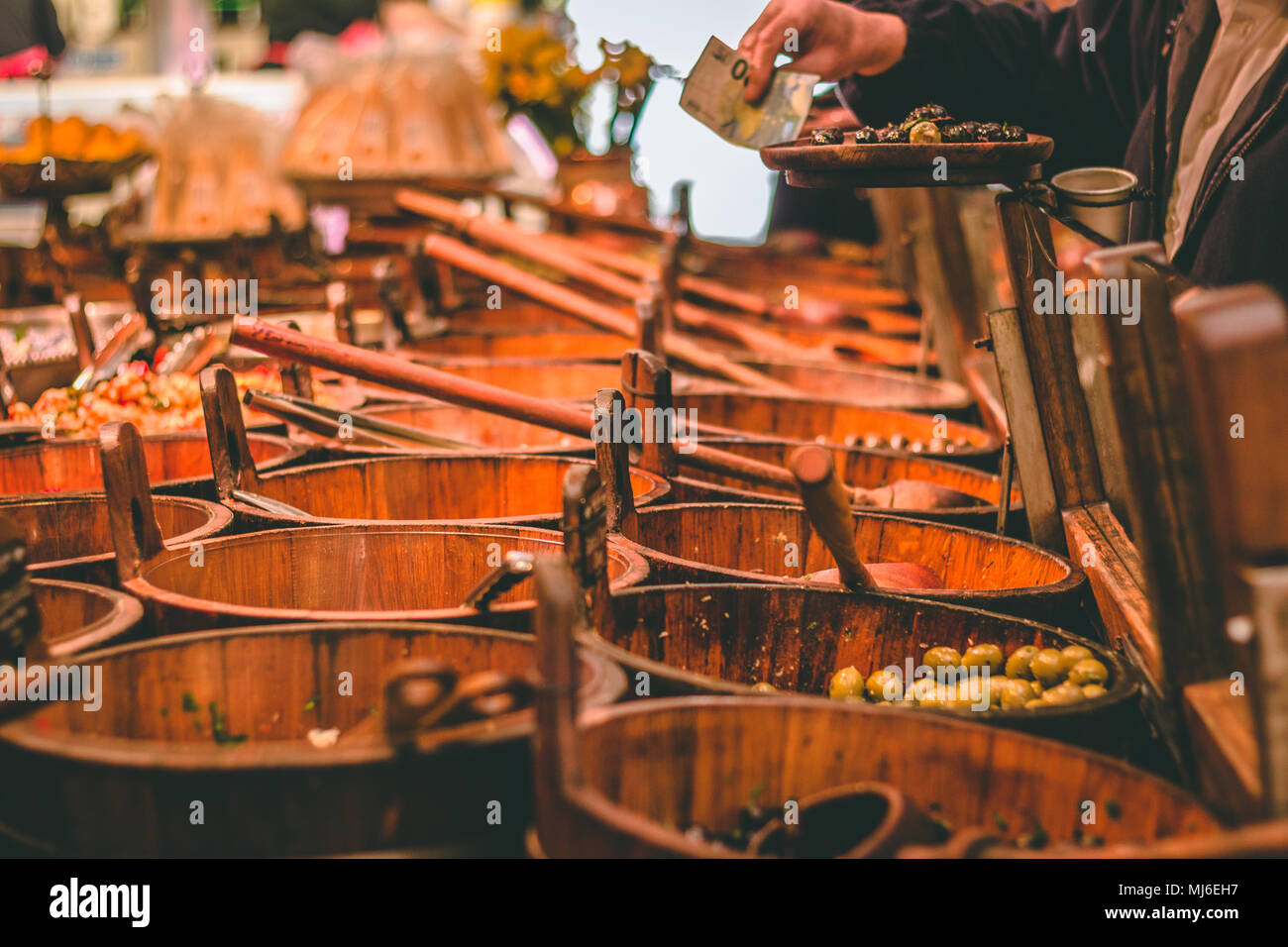 English Market, einem städtischen Lebensmittelmarkt im Zentrum von Cork, berühmte touristische Attraktion der Stadt: Rustikale Oliven stehen Stockfoto