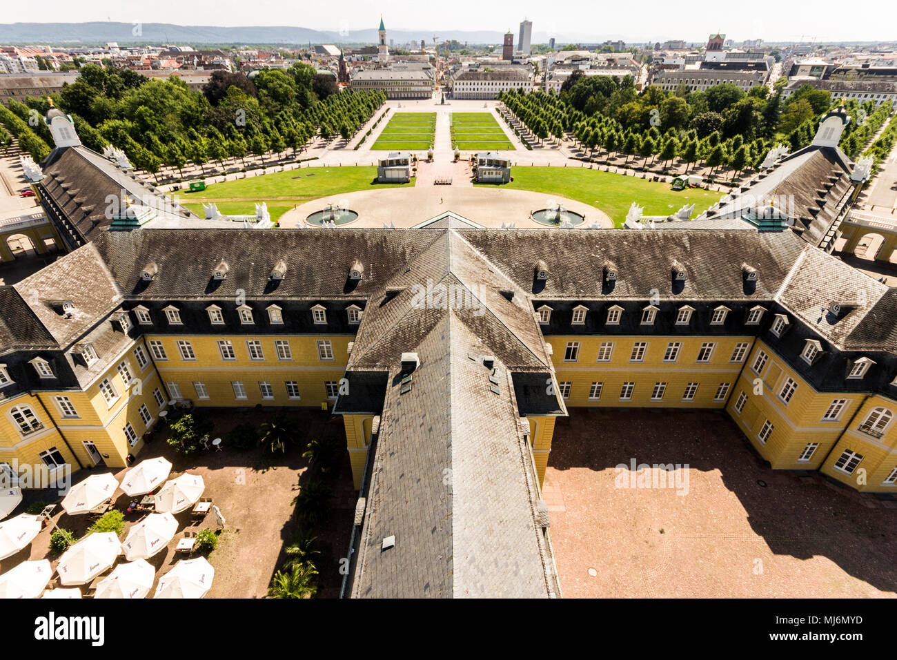 Blick auf die Stadt Karlsruhe vom Turm der Karlsruher Schloss (Karlsruher Schloss). Baden-württemberg, Deutschland Stockfoto