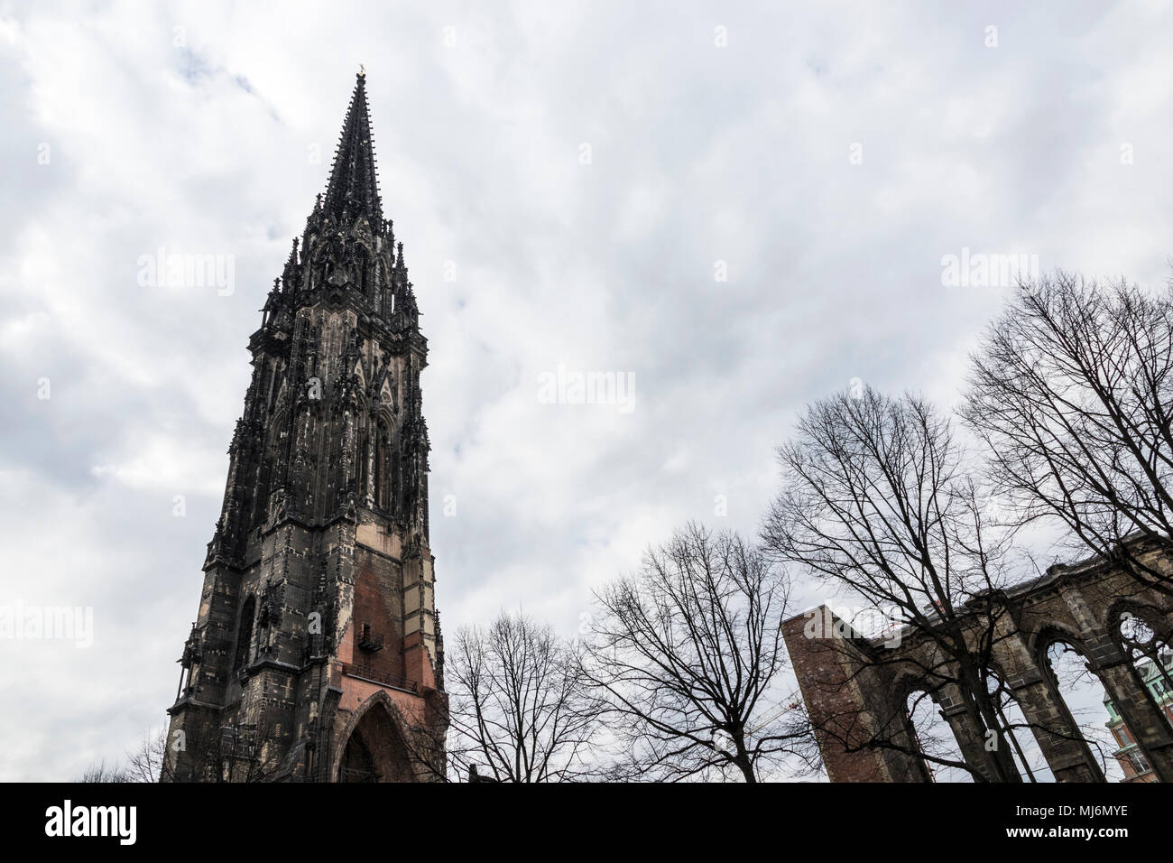 Hamburg, Deutschland. Bleibt der neugotischen Kirche St. Nikolaus (St.-Nikolai-Kirche). Das höchste Gebäude der Welt von 1874 bis 1876 und jetzt ein Stockfoto