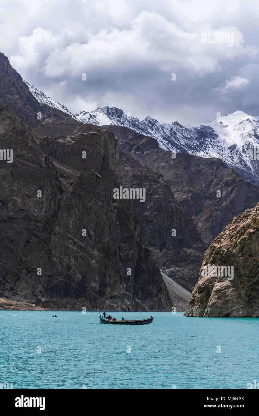 Attabad See und Rocky Mountain mit lokalen Boot in Pakistan Stockfoto