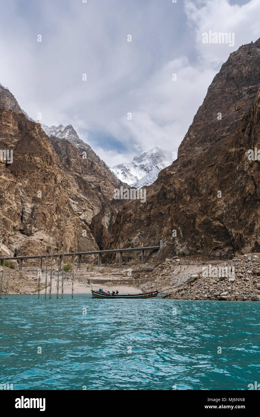 Attabad See und Rocky Mountain mit lokalen Boot in Pakistan Stockfoto